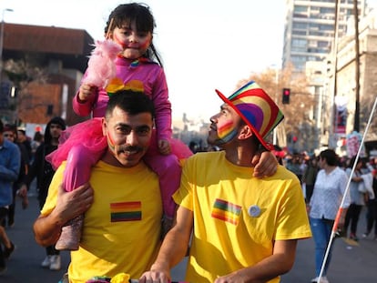 Una pareja chilena durante una manifestaci&oacute;n el pasado julio.