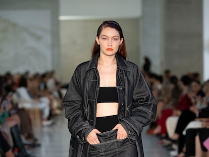 Gigi Hadid desfila para Max Mara en la semana de la moda en Milán de este año.