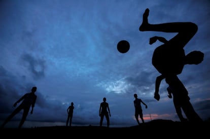 Unos niños juegan al fútbol en Galle, Sri Lanka.