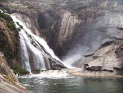 El río Xallas, en La Coruña, el único de Europa que desemboca en forma de cascada.