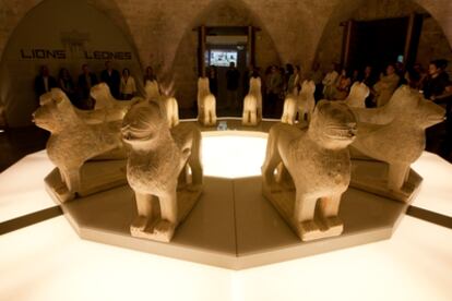 Los leones de la fuente más significativa de la Alhambra se exponen desde esta mañana en el Palacio de Carlos V tras su restauración.