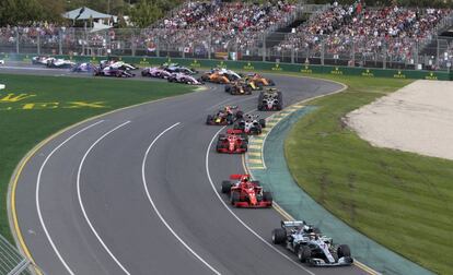 Hamilton lidera el inicio de la carrera.
