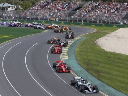 Hamilton lidera el inicio de la carrera.