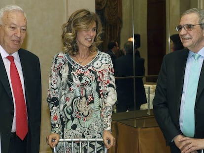 Garmendia junto a García Margallo (i) y el presidente de Telefónica, César Alierta, en febrero.