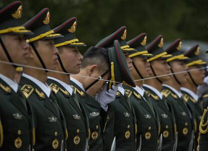 Integrantes de una guardia de honor china se preparan para recibir al presidente filipino, Rodrigo Duterte, en el Gran Salón del Pueblo en Pekín. Duterte estará en el país hasta el próximo viernes.