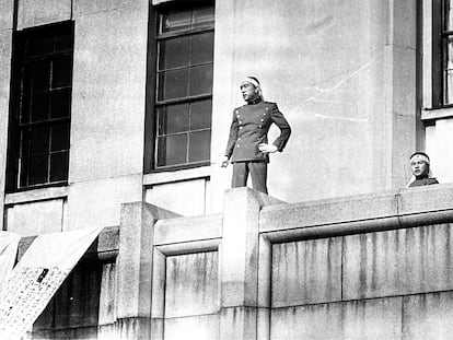 Yukio Mishima da un discurso ante la Fuerza Terrestre de Autodefensa de Japón, el 25 de noviembre de 1970 en Tokio. Después de atar al general Kanetoshi Mashita a su silla, Mishima habló ante 2.000 soldados sobre la decadencia japonesa y trató de dar un golpe, pero solo recibió abucheos. Poco después, se suicidó.