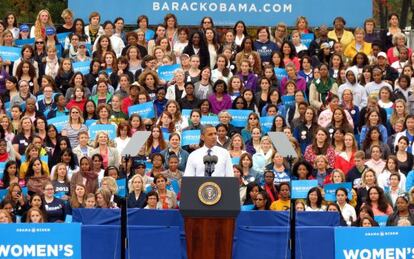 Obama, rodeado de mujeres de diferentes minorías en el escenario de uno de sus discursos en Fairfax.