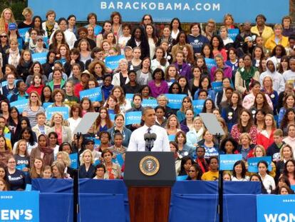 Obama, rodeado de mujeres de diferentes minor&iacute;as en el escenario de uno de sus discursos en Fairfax.
