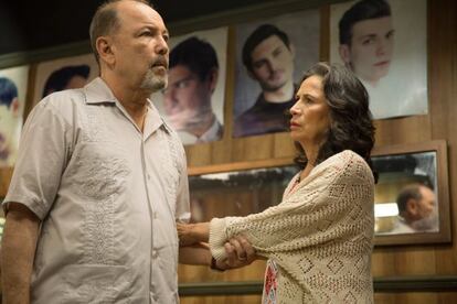 Rubén Blades y Patricia Reyes Spíndola en 'Fear the walking dead'.