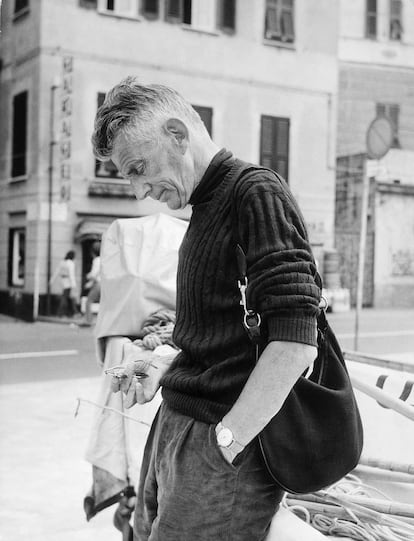 El dramaturgo y poeta Samuel Beckett, con un bolso de Gucci al hombro, en 1971.