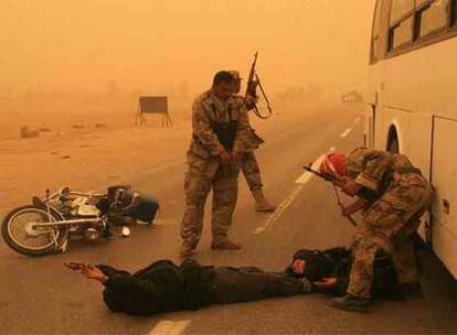 Militares iraquíes detienen a dos sospechosos de pertenecer a la milicia de los Soldados del Cielo ayer cerca de Nayaf.