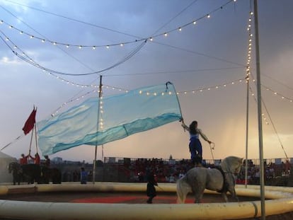 Uno de los espectáculos del festival de circo Karacena, en la ciudad marroquí de Salé, a cargo de los alumnos de la escuela Shems’y.