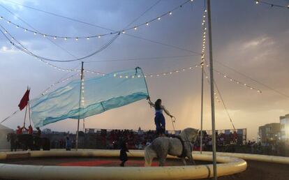 Uno de los espectáculos del festival de circo Karacena, en la ciudad marroquí de Salé, a cargo de los alumnos de la escuela Shems’y.