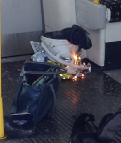 Captura de vídeo donde se aprecia el incendio tras la explosión en el metro de Londres.