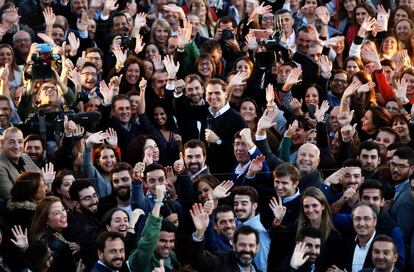 El presidente de Ciudadanos y candidato a la presidencia del Gobierno, Albert Rivera rodeado de simpatizantes y compañeros de partido, antes de intervenir este miércoles en un acto dentro de un barco durante un paseo por el Guadalquivir en Sevilla. 