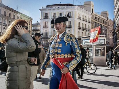 Un torero en la Puerta del Sol en 2014, dentro del volumen Somos la calle.