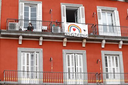 Balcón en la Plaza Mayor de Madrid durante el confinamiento.