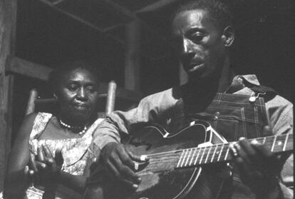 El 'bluesman' Fred McDowell y su mujer en su casa en Misisipi, en 1959.