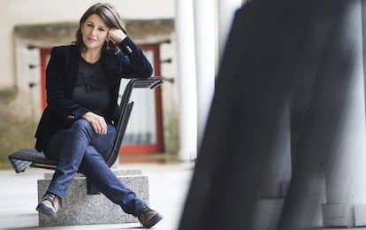 Yolanda D&iacute;az, en uno de los patios del Parlamento de Galicia.