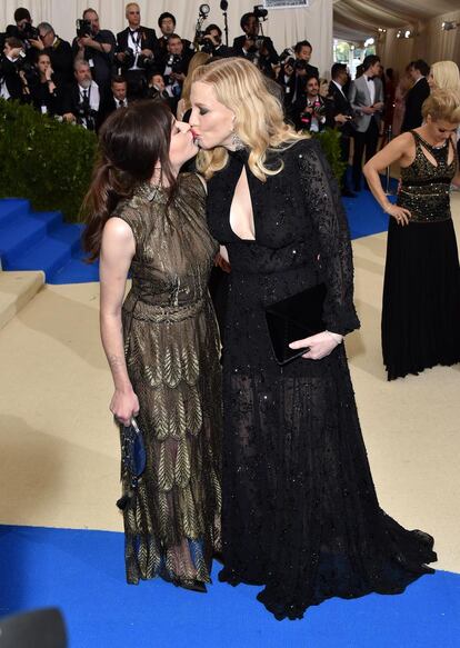 Courtney Love posó así de cariñosa junto a su hija, Francis Bean Cobain.