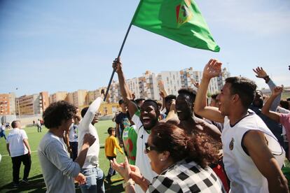 Los futbolistas de Alma de África festejan el triunfo con sus seguidores el pasado 12 de marzo en Jerez.