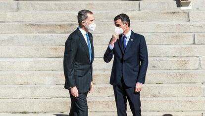 El rey Felipe VI y Pedro Sánchez en el acto de aniversario del 23-F, en las escalinatas del Congreso.