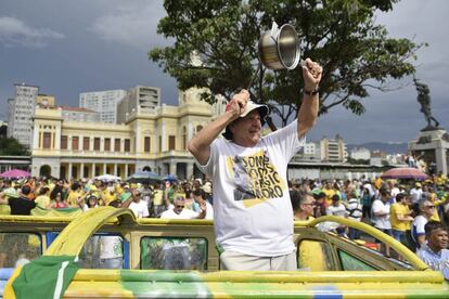 Manifestante, no último dia 13, usa camiseta em defesa do juiz Sergio Moro.