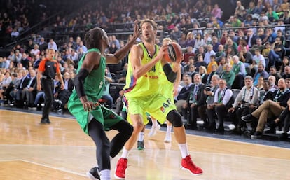 Tomic, ante Evans, en el Darussafaka-Barça.