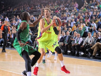 Tomic, ante Evans, en el Darussafaka-Barça.