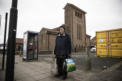David, de 64 años, sale de recoger comida del banco de alimentos de Newcastle.