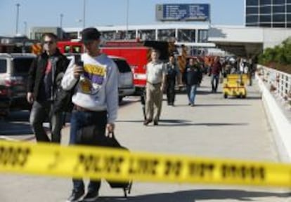 Imagen del aeropuerto de Los Ángeles tras ser hoy evacuado.