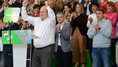 El president del PNV Andoni Ortuzar durante su intervención junto al lehendakari, Íñigo Urkullu y al portaavoz en el Congreso, Aitor Esteban.