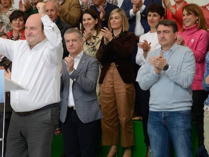 El president del PNV Andoni Ortuzar durante su intervención junto al lehendakari, Íñigo Urkullu y al portaavoz en el Congreso, Aitor Esteban.