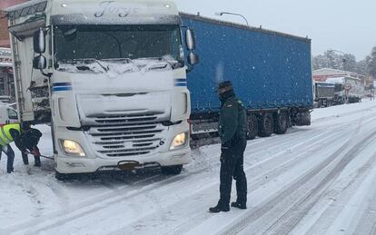 La Guardia Civil asiste a un camionero durante el corte de la autovía Mudéjar entre Caminreal (Teruel) y Cariñena (Zaragoza).