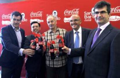 El director de Comunicacin corporativa de Cocacola Espa?a, Carlos Chaguaceda; el concejal de Centro, David Erguido; el hostelero del bar Magerit, Alberto Nogueira; el responsable de Patrocinios Madrid, Teo Due?as y el propietario del restaurante Botin, Carlos Gonzlez (i a d), durante la presentacin de las actividades previstas en homenaje a los bares con motivo de la festividad de San Bartolo, el prximo sbado 29 de junio.