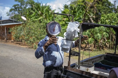 Un vendedor de fruta recorre las calles de Arenosa en el distrito de la Chorrera, Panamá. Esta es una de las comunidades afincadas en la orilla del lago Gatún.