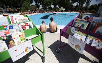 Carritos portátiles en la bibliopiscina de la instalación deportiva municipal de Pinto, al sur de la región.