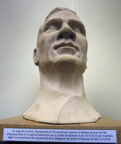 El bust amb el cartell de la restauració "per imperatiu legal".
