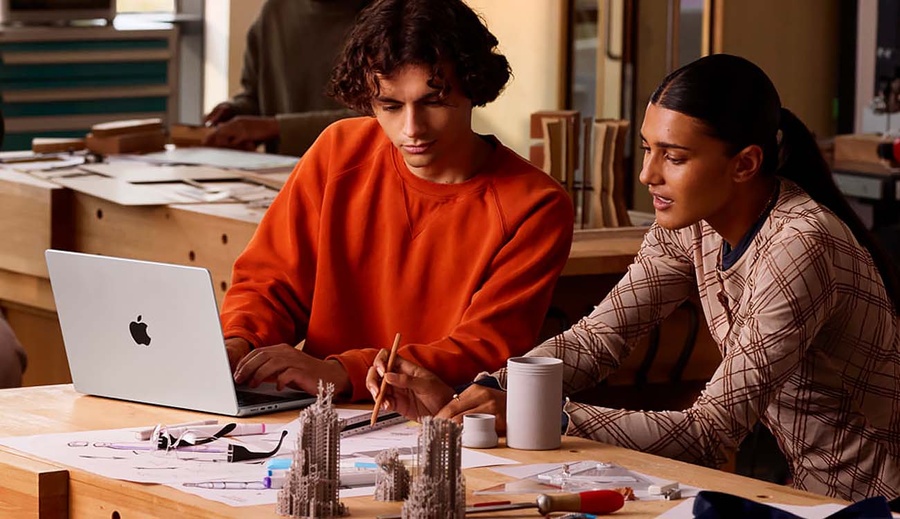 Chicos utilizando el MacBook de 14 pulgadas M5