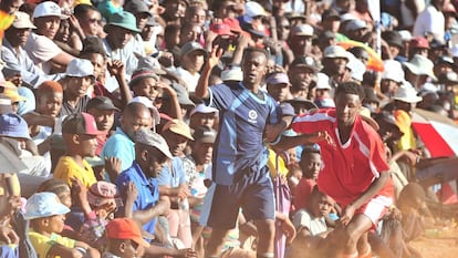 El balón une a 1.200 jóvenes en la tierra manchada por el ‘apartheid’