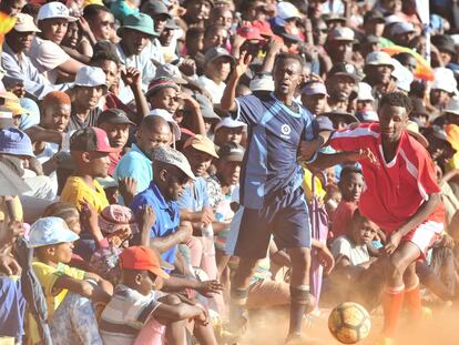 El balón une a 1.200 jóvenes en la tierra manchada por el ‘apartheid’