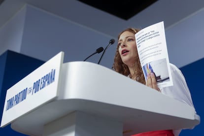 La portavoz del PP en el Congreso, Ester Muñoz, muestra el lunes en una rueda de prensa en la sede de su partido una información impresa según la cual Moncloa considera que "hay medios suficientes para luchar contra el fuego",