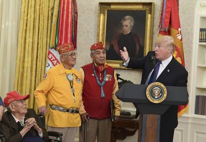 Donald Trump, junto a los tres navajos veteranos de la Segunda Guerra Mundial.