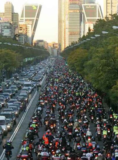 La manifestación, atravesando el paseo de la Castellana.