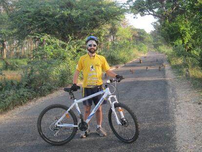 En la ruta no es raro encontrarse con manadas de monos.