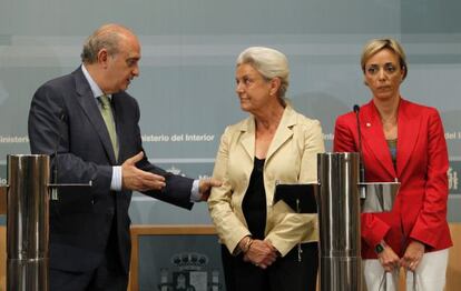 El ministro del Interior, Jorge Fernández Díaz, junto Pilar Muro, viuda de Publio Cordón, y su hija en rueda de prensa tras la reunión con la familia del empresario.
