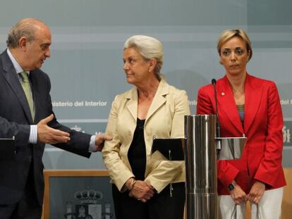 El ministro del Interior, Jorge Fern&aacute;ndez D&iacute;az, junto Pilar Muro, viuda de Publio Cord&oacute;n, y su hija en rueda de prensa tras la reuni&oacute;n con la familia del empresario.