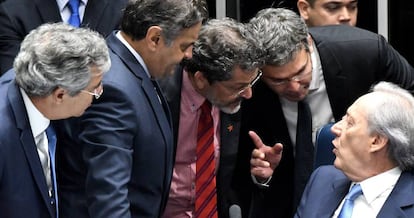 O presidente do Supremo, Ricardo Lewandowski, conversa com senadores na sessão do Senado.