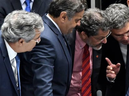 O presidente do Supremo, Ricardo Lewandowski, conversa com senadores na sessão do Senado.