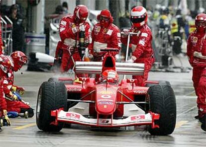 Michael Schumacher, ayer a la hora de repostar.